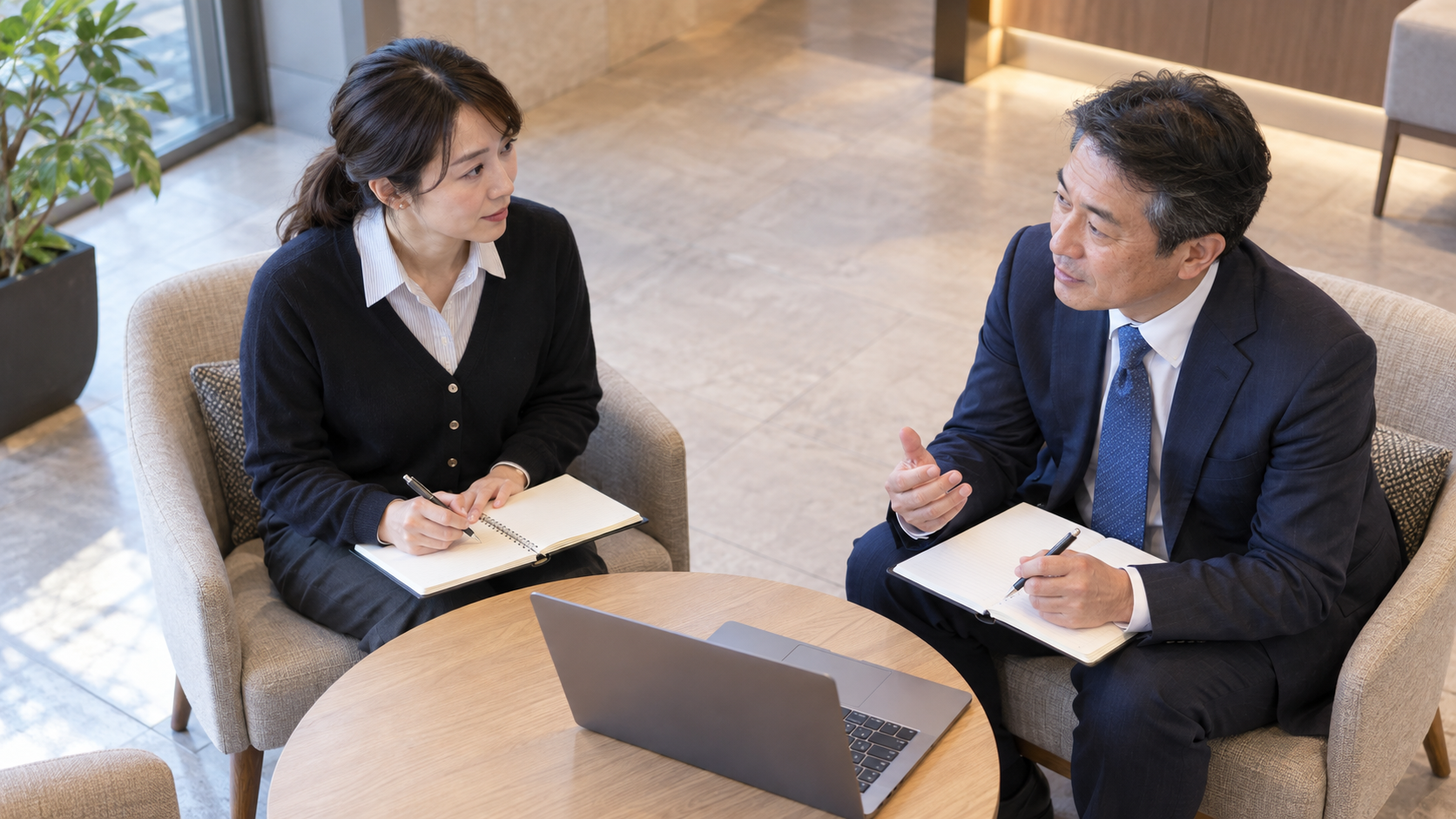 中途採用の面接評価をそろえるには?質問設計と記録の実務を相談・確認するイメージ